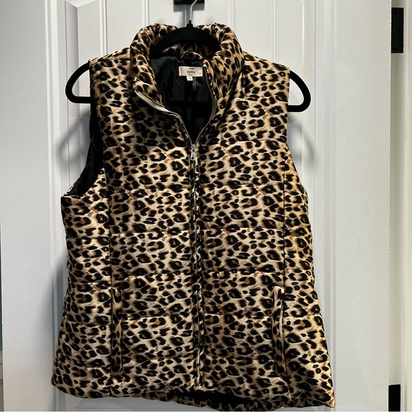 entro Jackets & Blazers - Entro Lightweight Leopard Print Puffer Vest with Zippered Pockets. Size Medium.